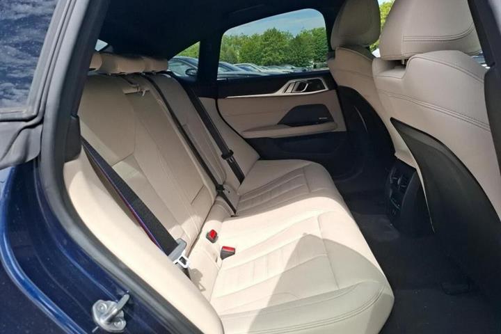 Blå BMW i4 fra 2026