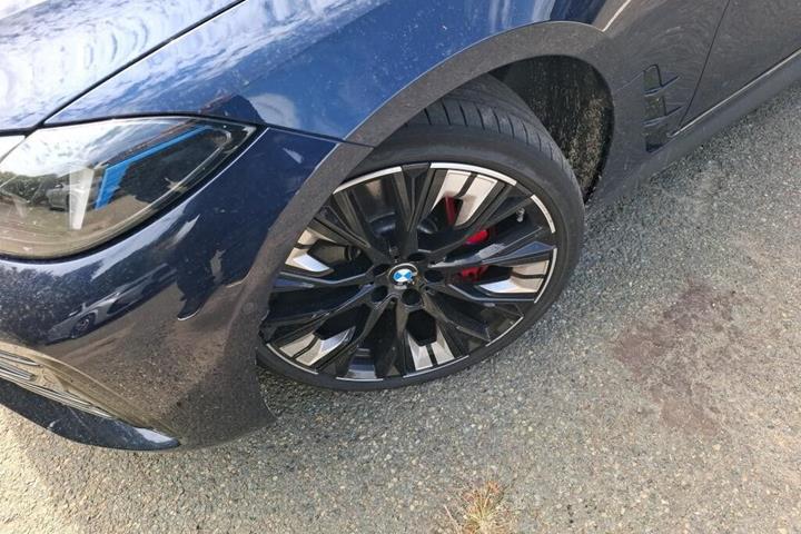 Blå BMW i4 fra 2026