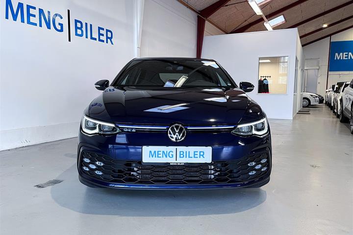 Blå VW Golf fra 2021