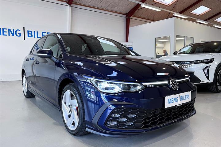Blå VW Golf fra 2021