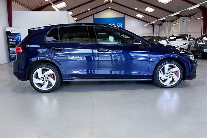 Blå VW Golf fra 2021