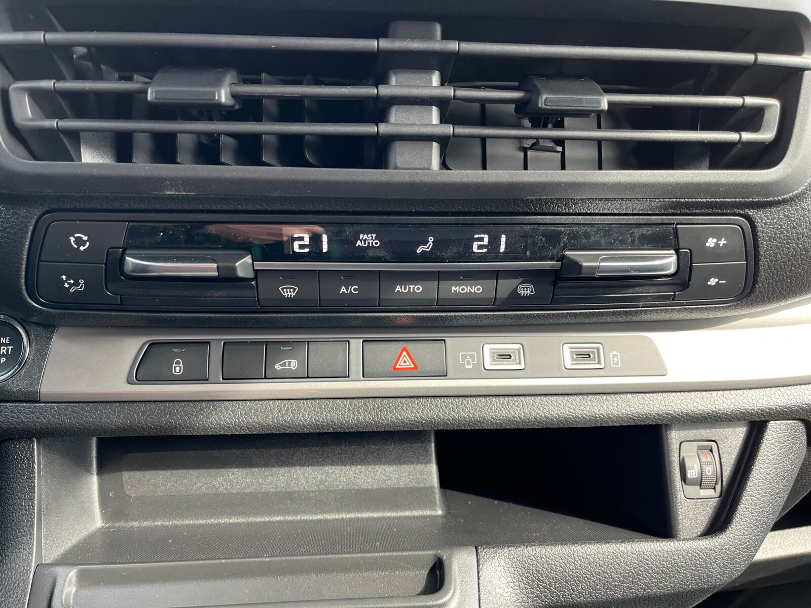 Hvid Toyota Proace Electric fra 2025