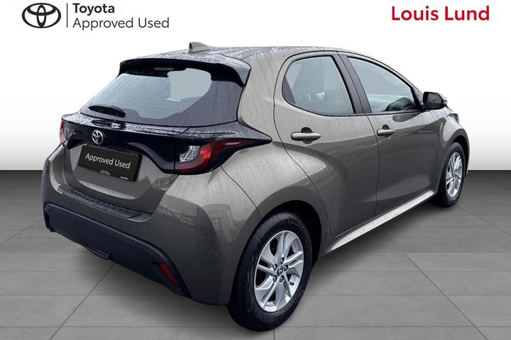 Bronze Toyota Yaris fra 2023