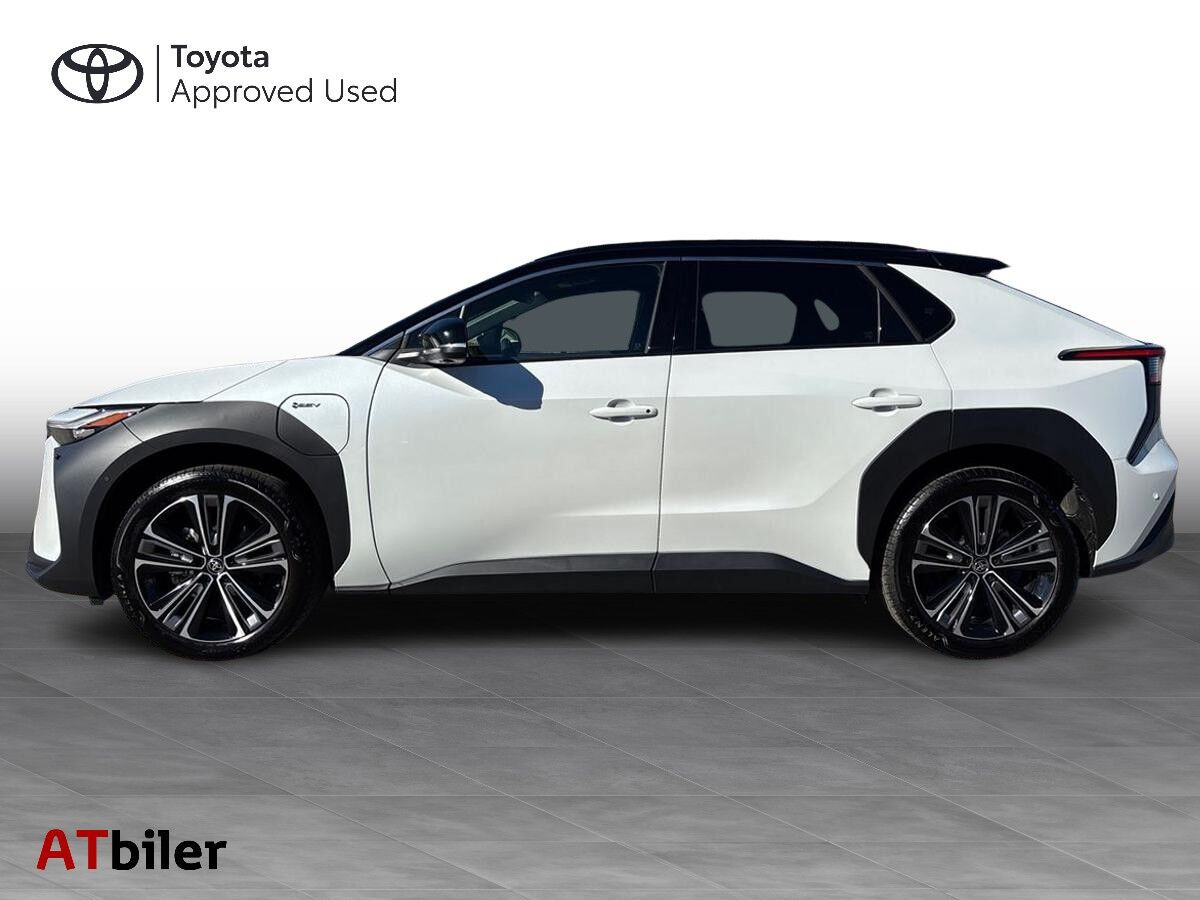Hvid Toyota BZ4X fra 2025