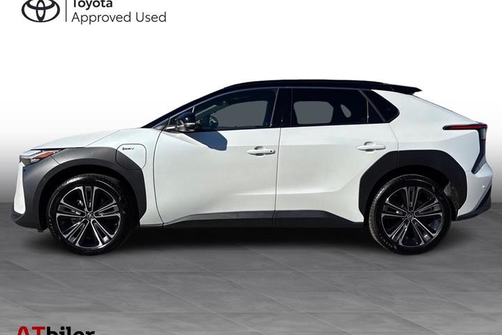Hvid Toyota BZ4X fra 2025