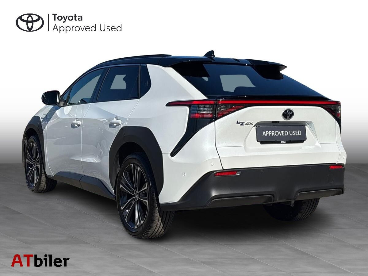 Hvid Toyota BZ4X fra 2025