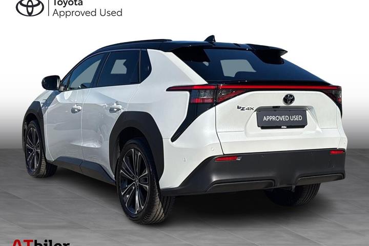 Hvid Toyota BZ4X fra 2025