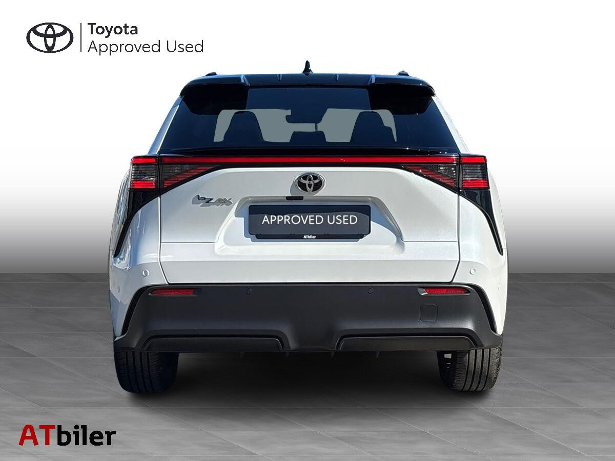 Hvid Toyota BZ4X fra 2025