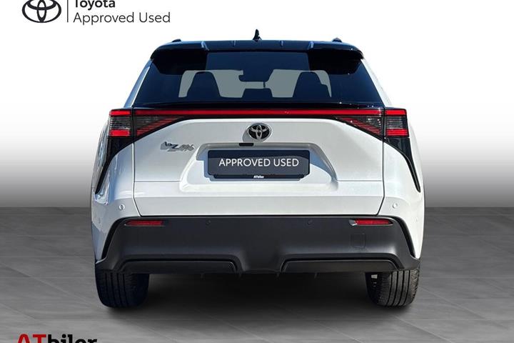 Hvid Toyota BZ4X fra 2025