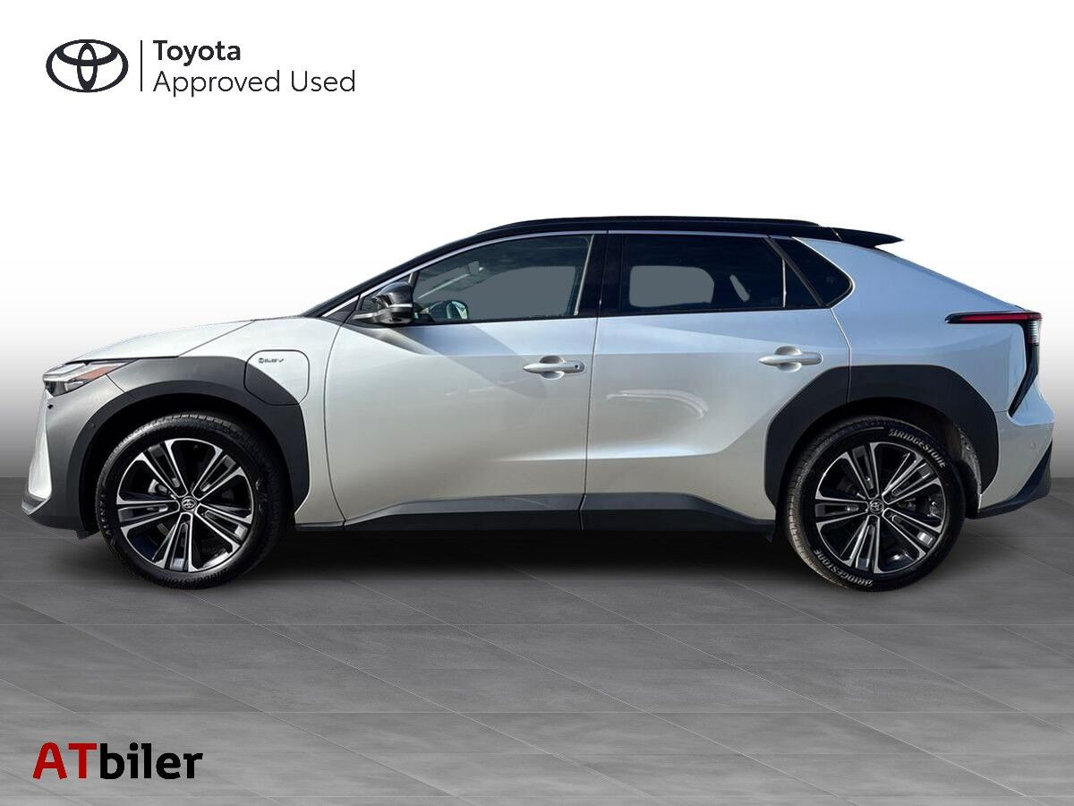 Sølv Toyota BZ4X fra 2025