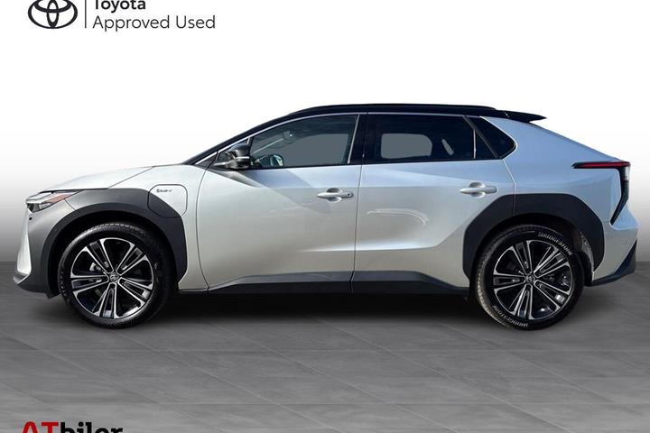 Sølv Toyota BZ4X fra 2025