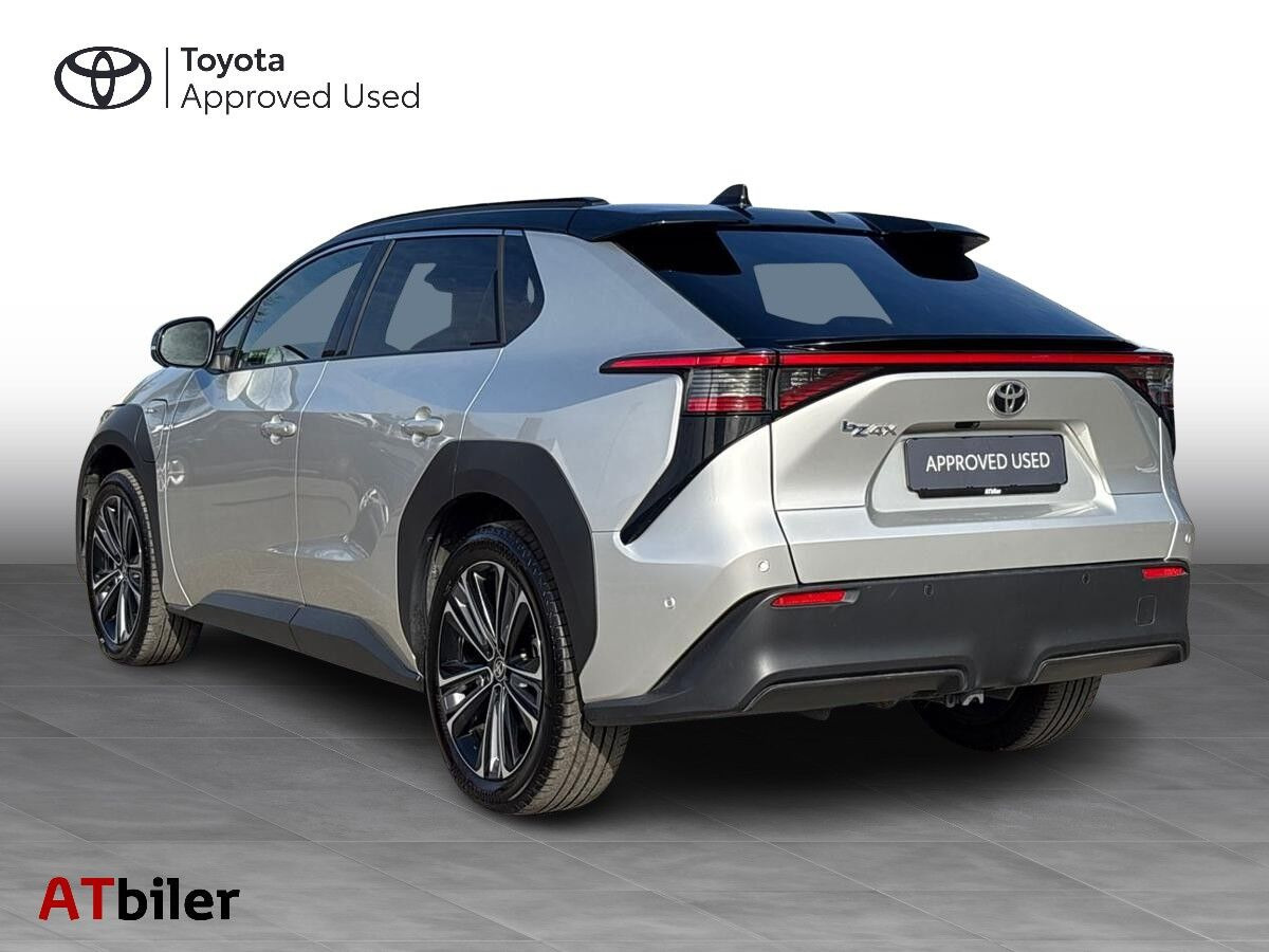 Sølv Toyota BZ4X fra 2025