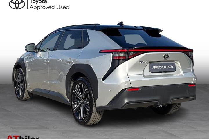 Sølv Toyota BZ4X fra 2025
