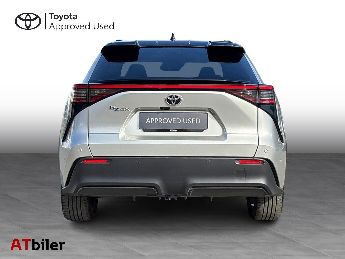 Sølv Toyota BZ4X fra 2025