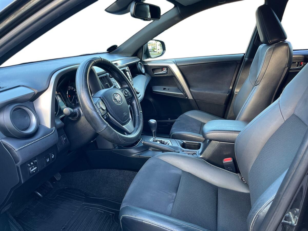 Sort Toyota RAV4 fra 2017