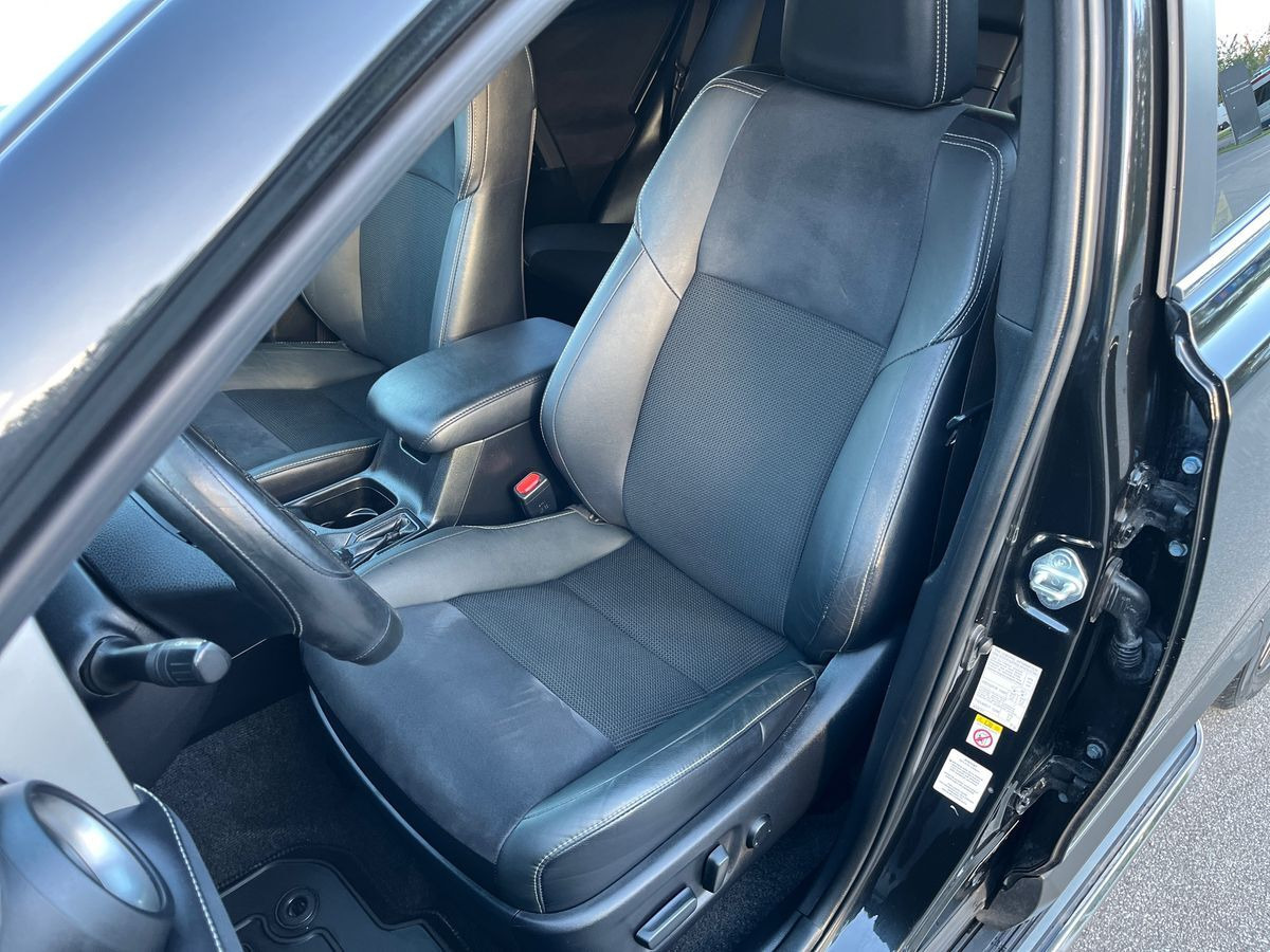 Sort Toyota RAV4 fra 2017