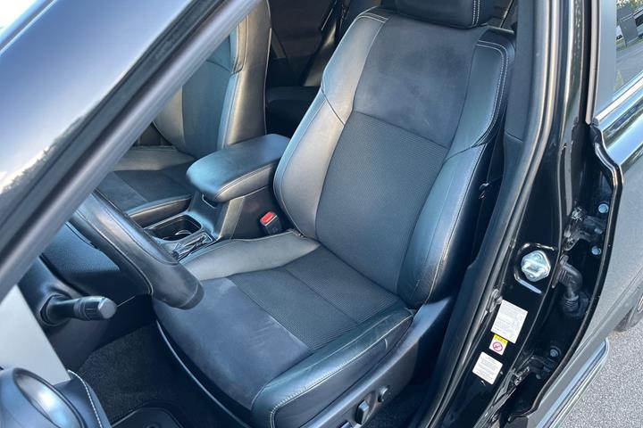 Sort Toyota RAV4 fra 2017