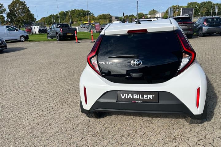 Hvid Toyota Aygo X fra 2023