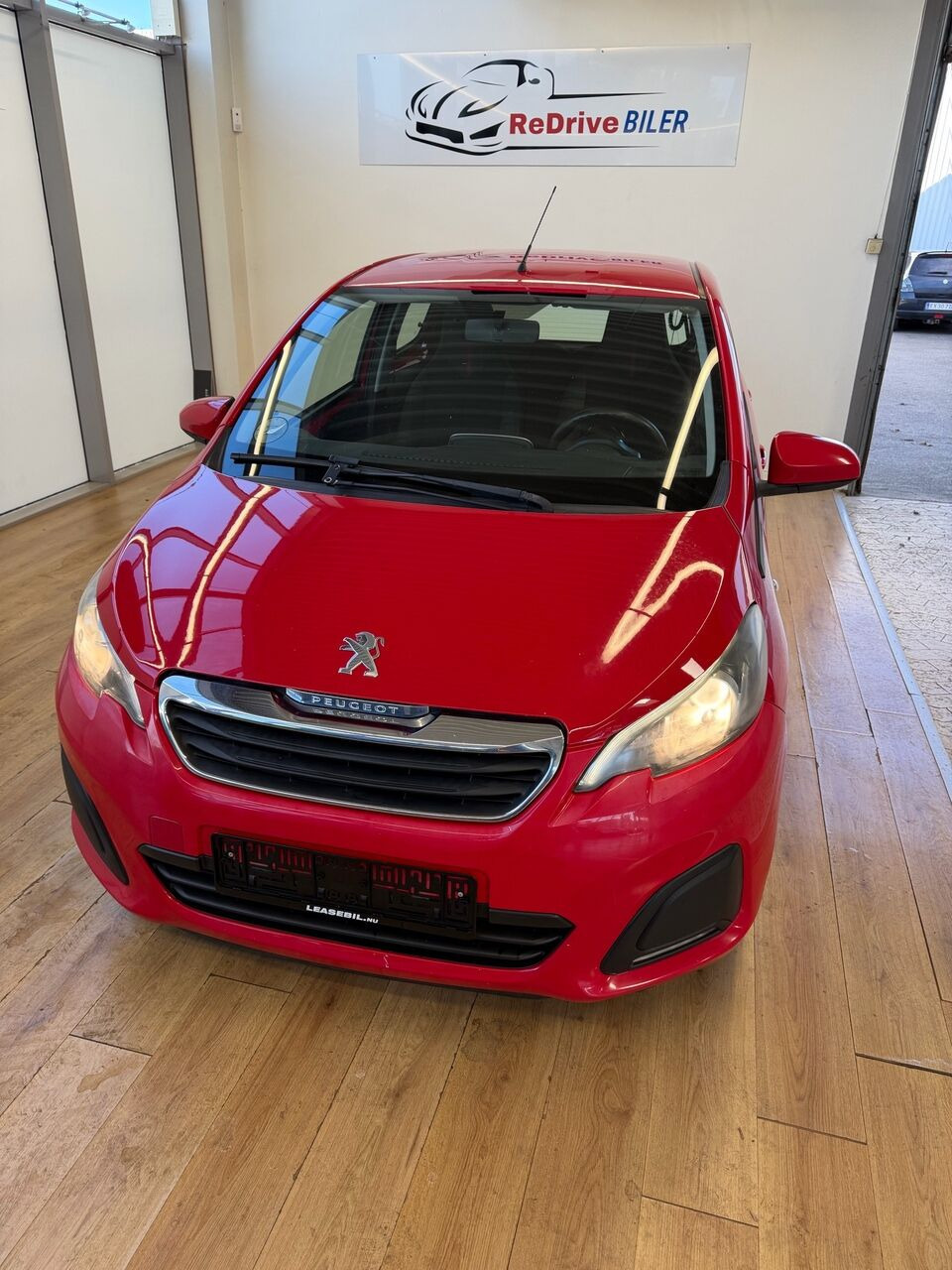 Rød Peugeot 108 fra 2014