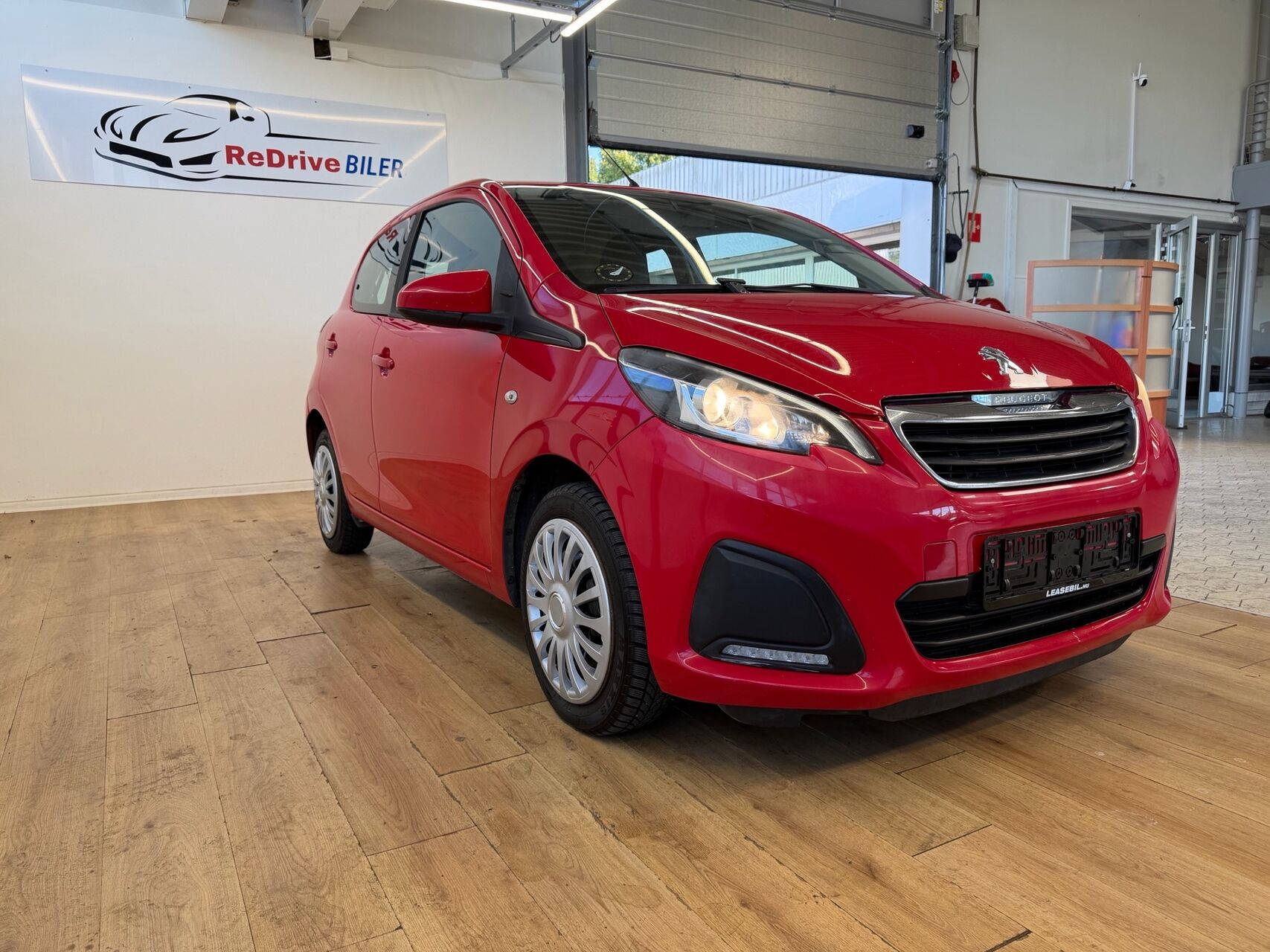 Rød Peugeot 108 fra 2014