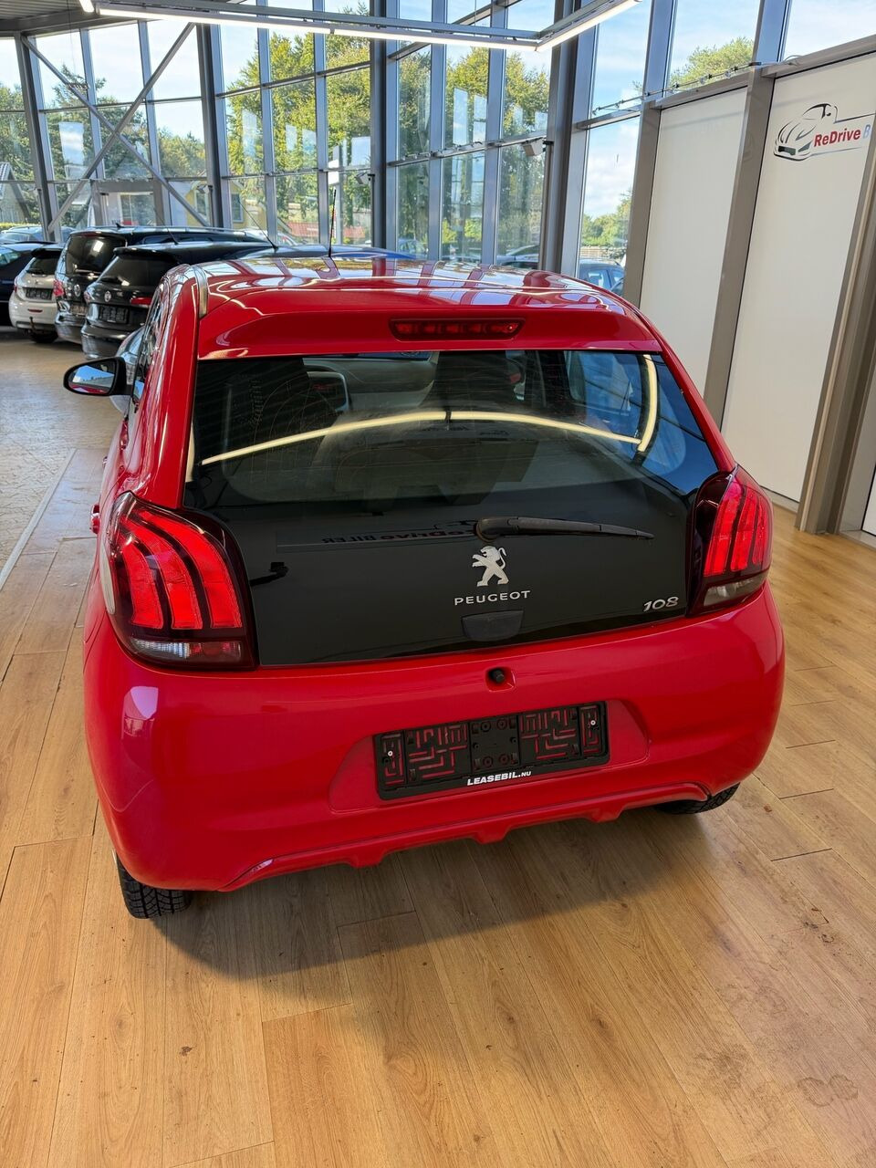 Rød Peugeot 108 fra 2014