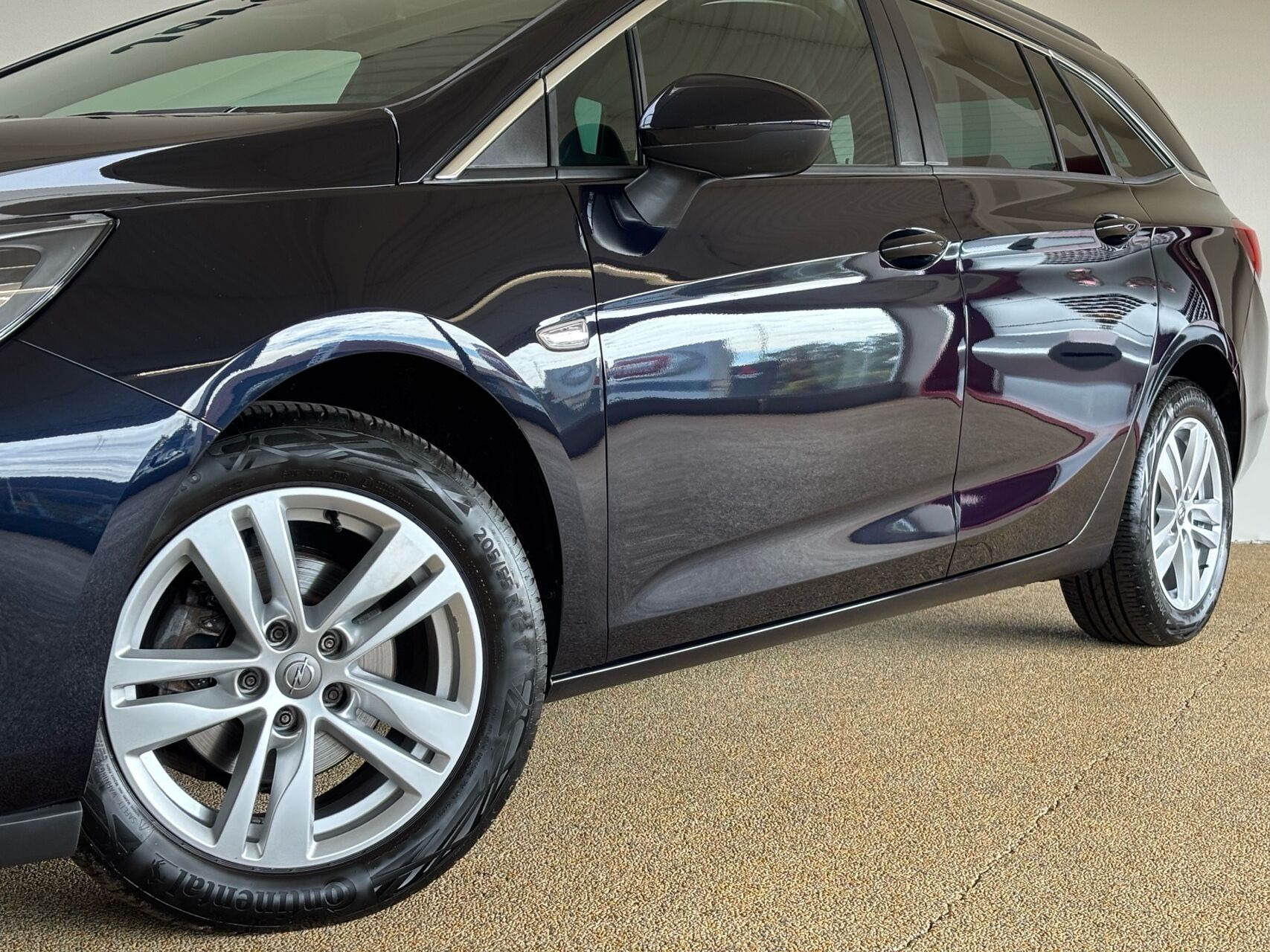 Blå Opel Astra fra 2019