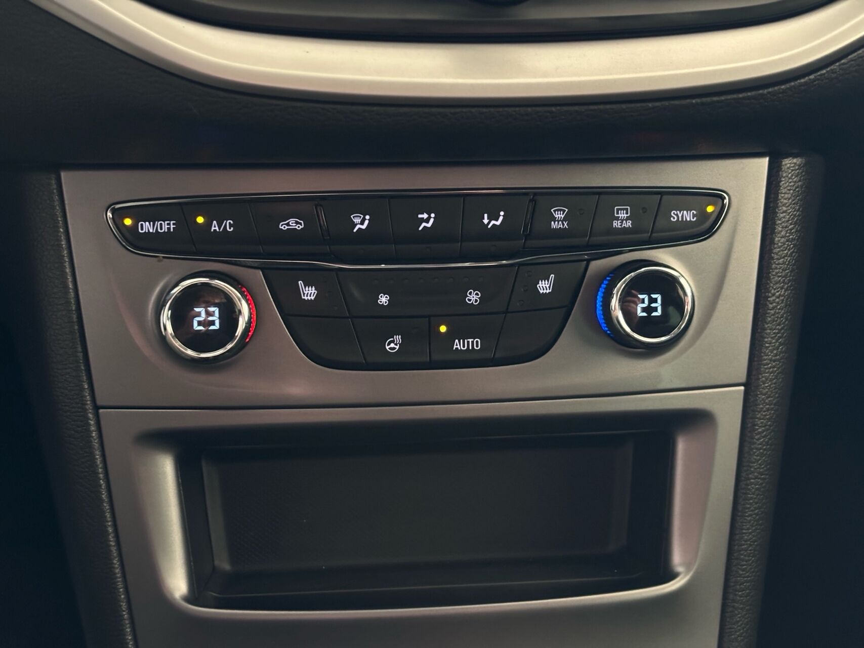 Blå Opel Astra fra 2019