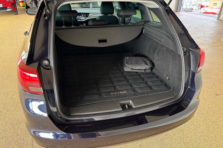 Blå Opel Astra fra 2019