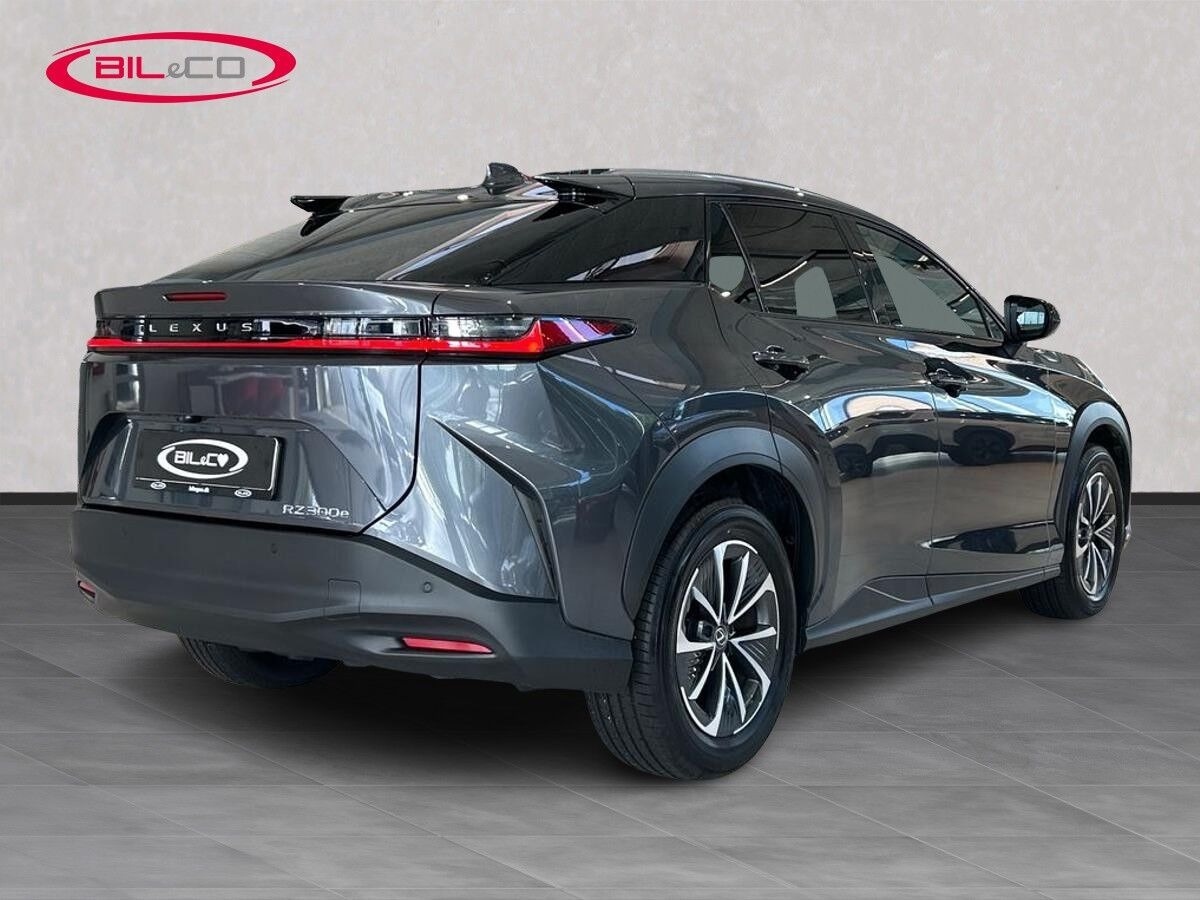 Grå Lexus RZ fra 2025