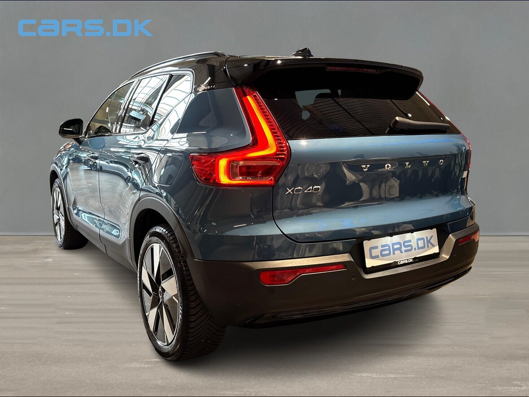 Blå Volvo XC40 fra 2023