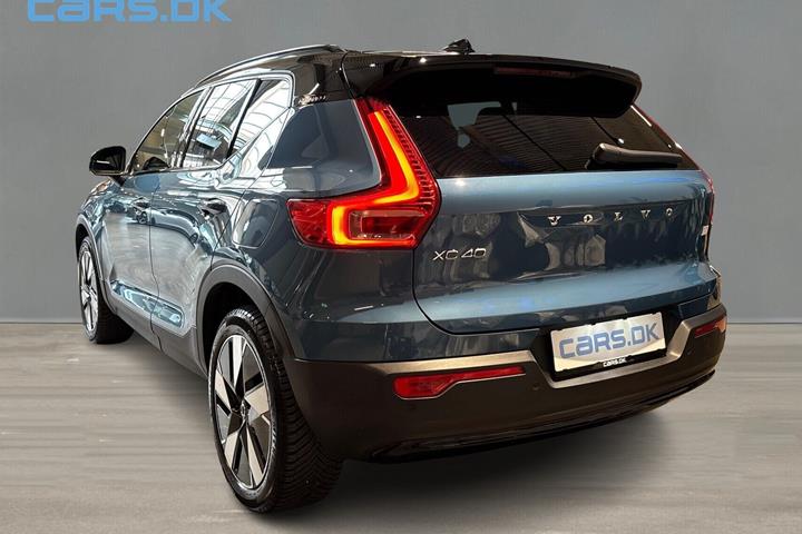 Blå Volvo XC40 fra 2023