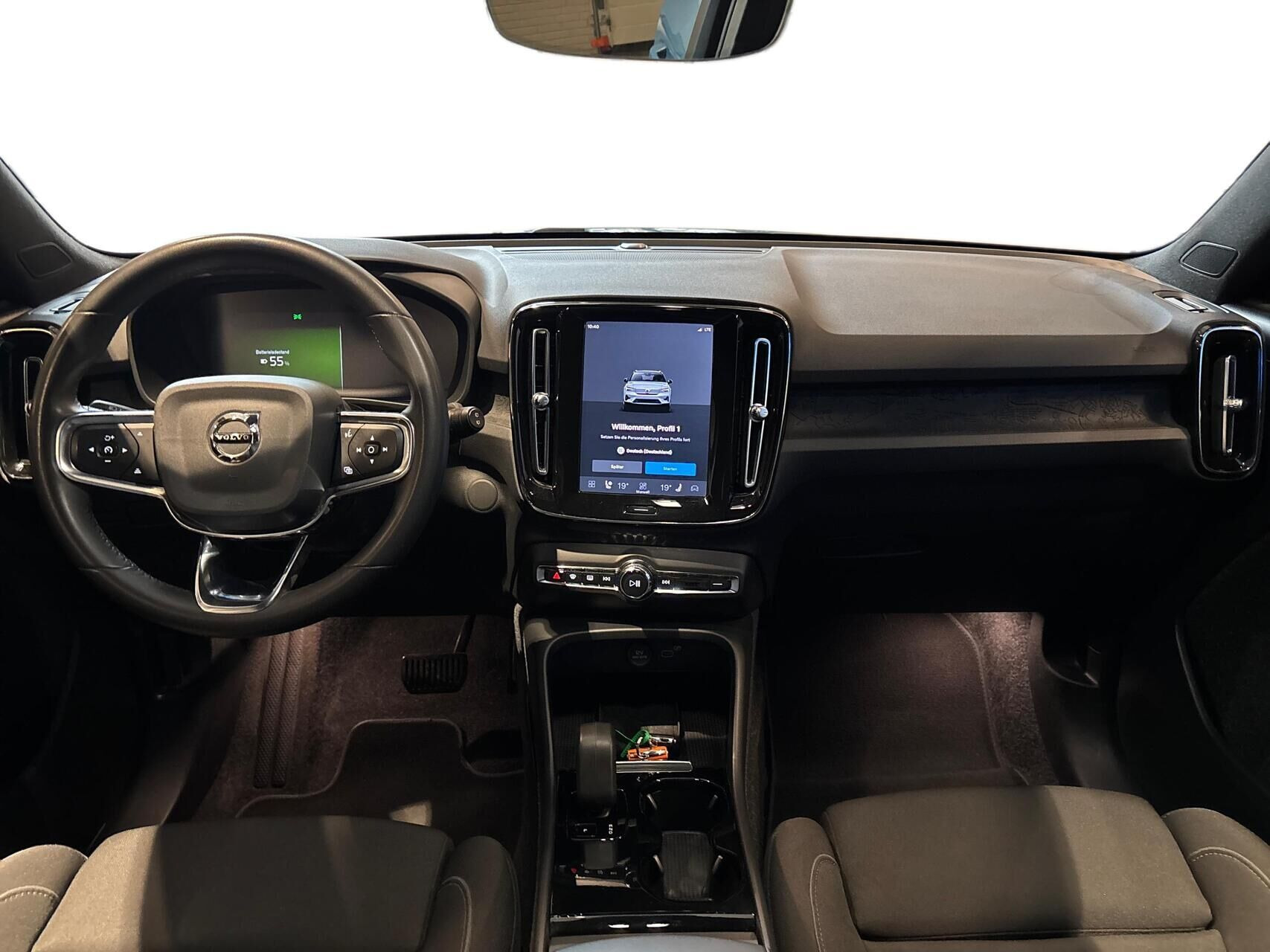 Blå Volvo XC40 fra 2023