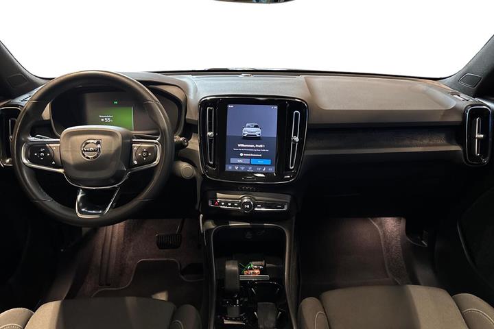 Blå Volvo XC40 fra 2023