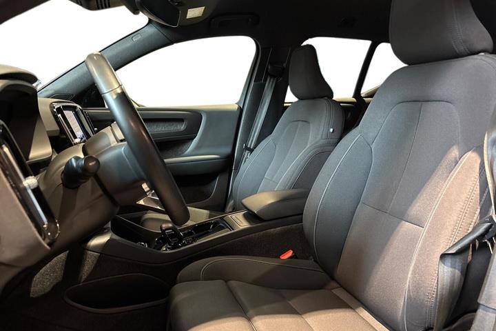 Blå Volvo XC40 fra 2023