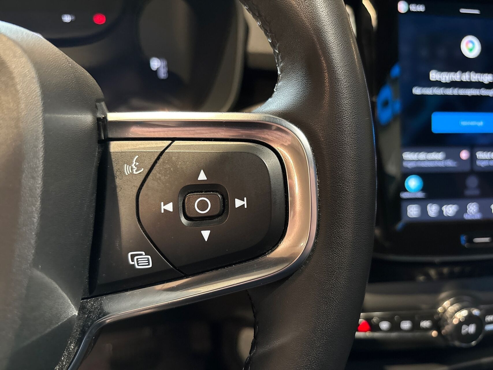 Blå Volvo XC40 fra 2023