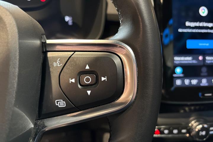 Blå Volvo XC40 fra 2023