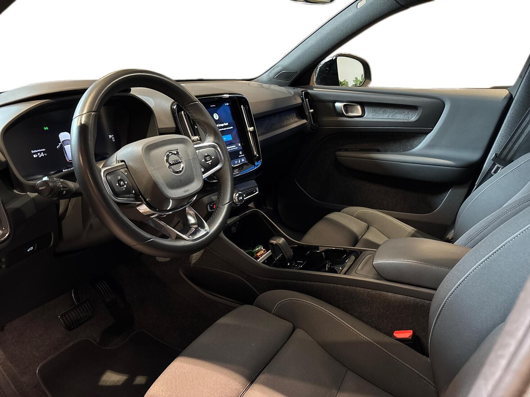 Blå Volvo XC40 fra 2023