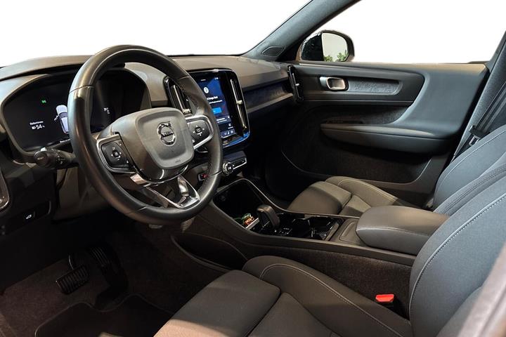 Blå Volvo XC40 fra 2023