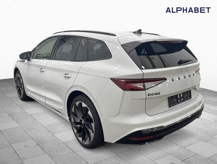 Hvid Skoda Enyaq fra 2023