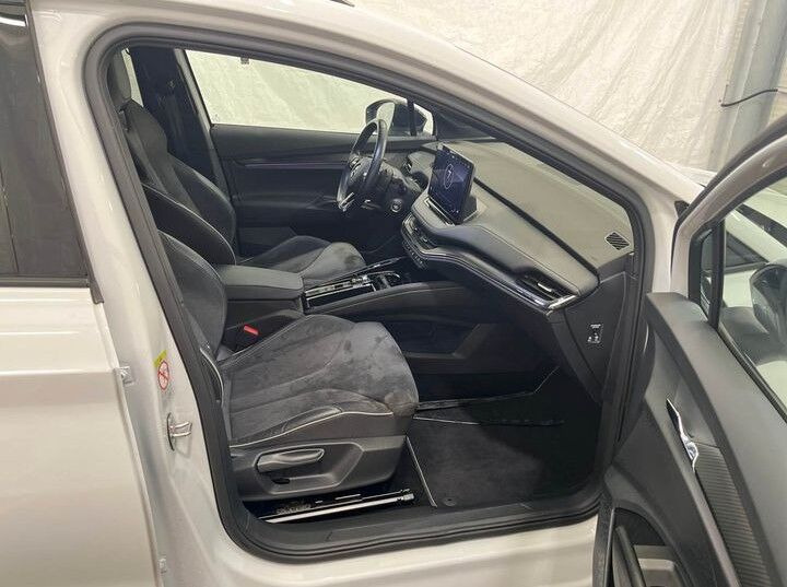 Hvid Skoda Enyaq fra 2023