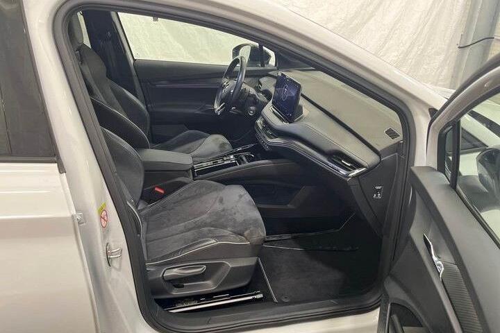 Hvid Skoda Enyaq fra 2023
