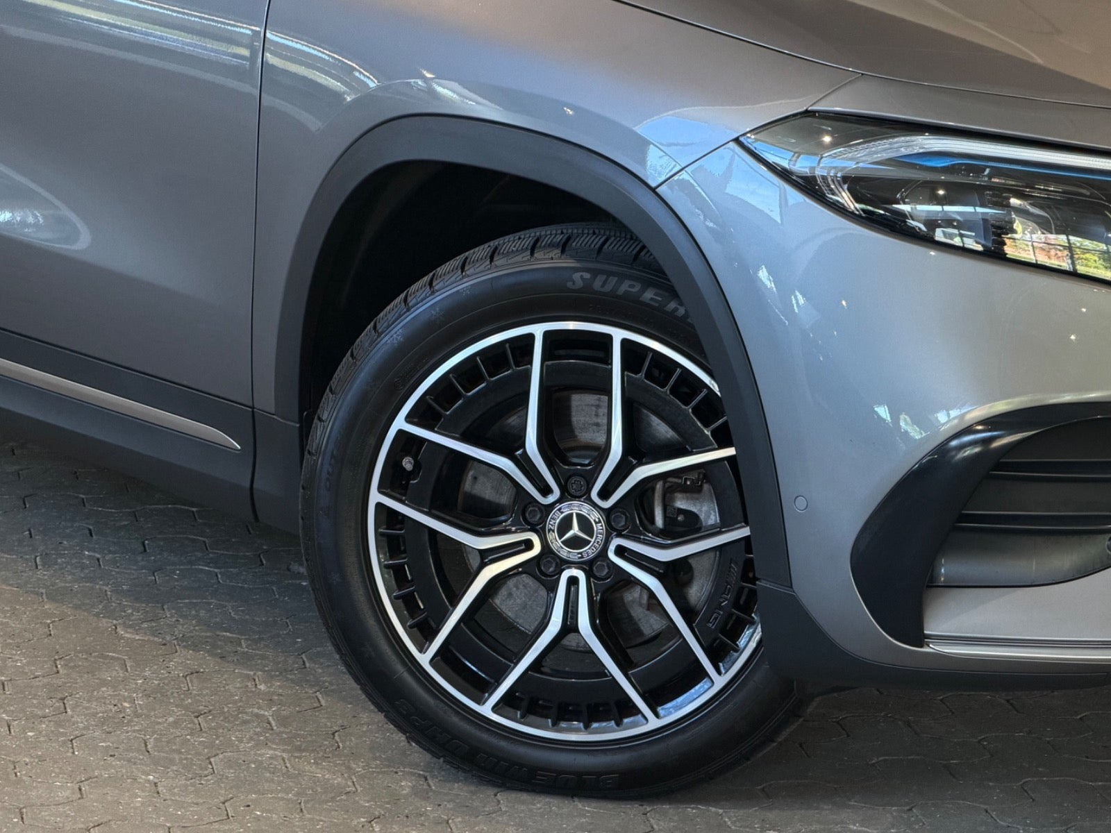 Grå Mercedes EQA300 fra 2022