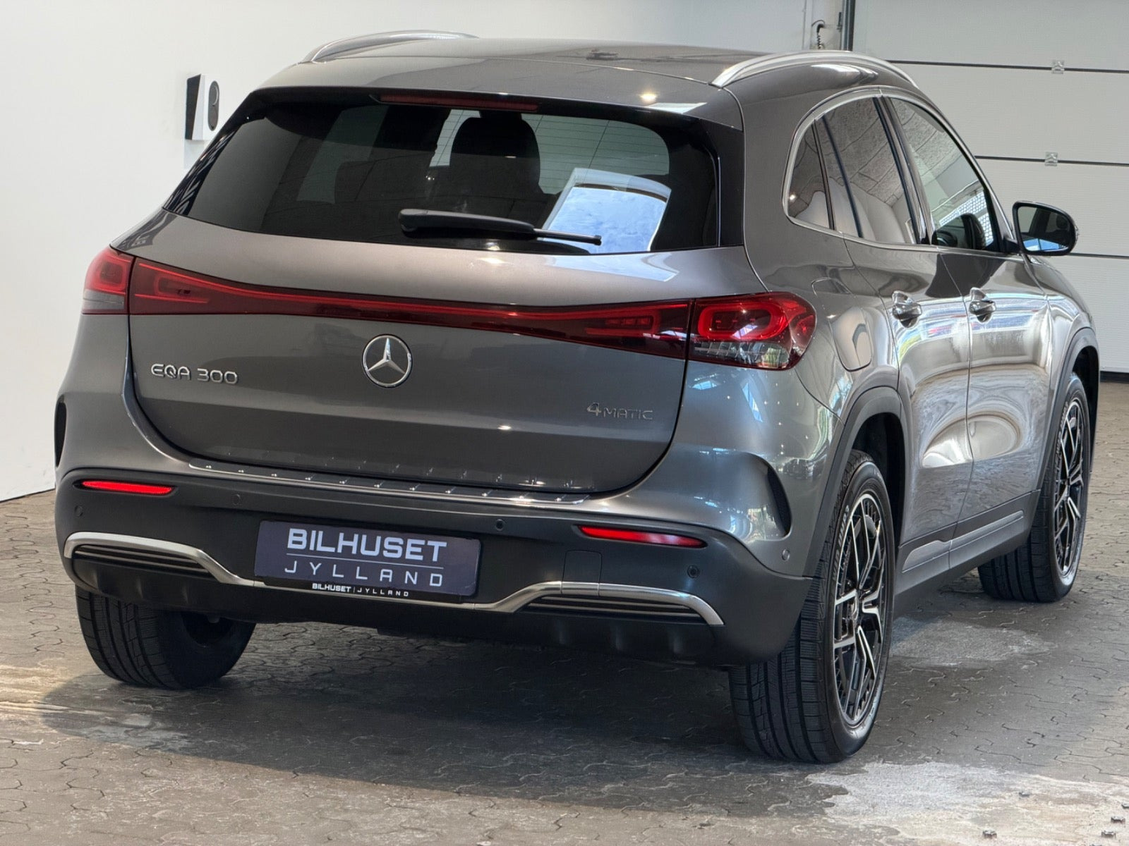 Grå Mercedes EQA300 fra 2022