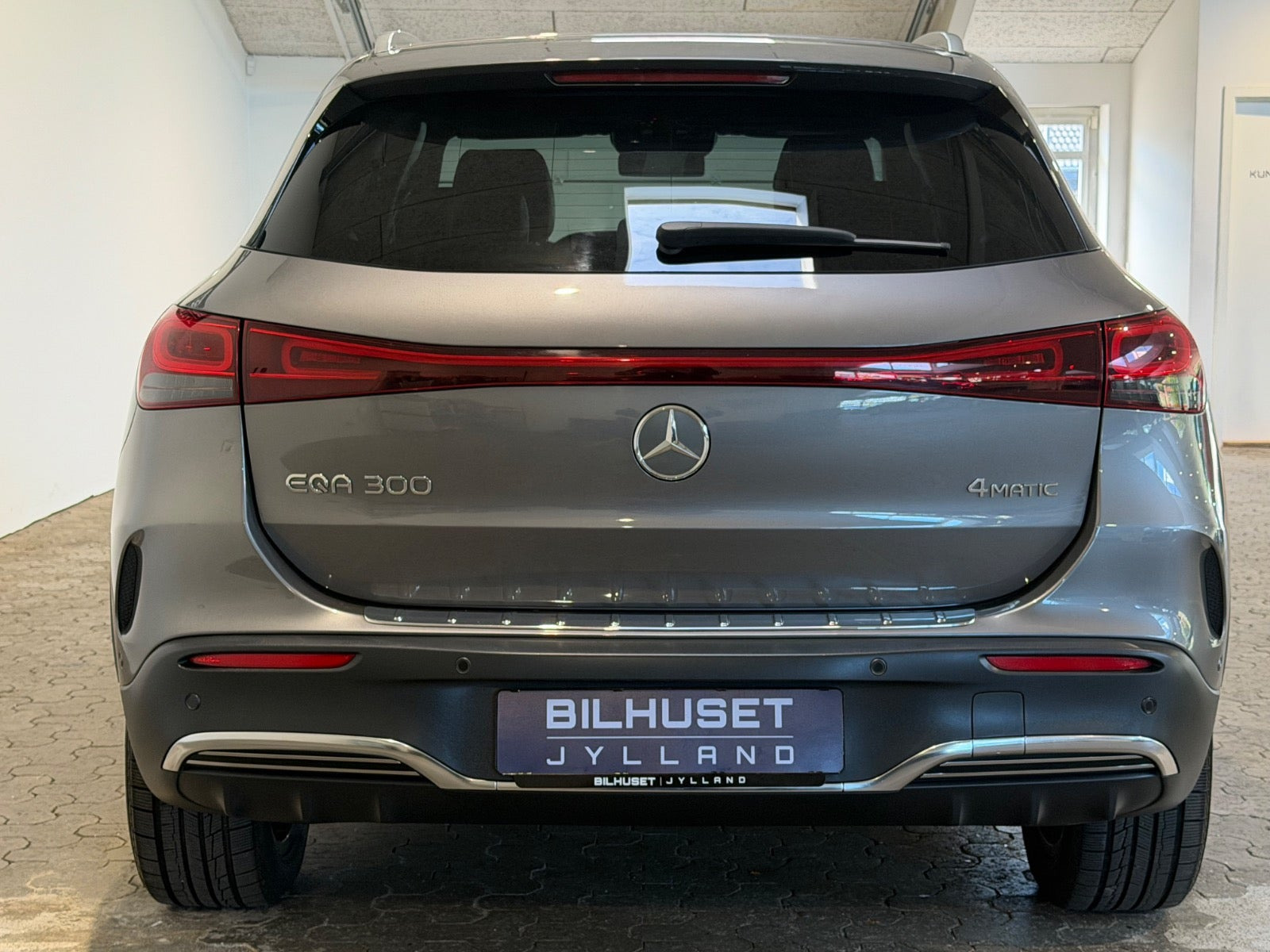 Grå Mercedes EQA300 fra 2022