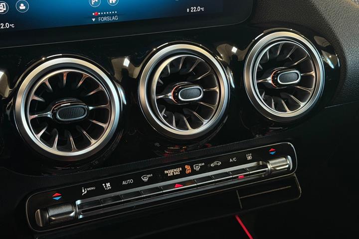 Grå Mercedes EQA300 fra 2022