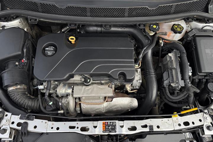 Sølv Opel Astra fra 2019