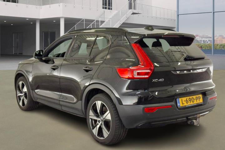 Gul Volvo XC40 fra 2021