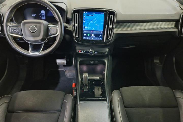 Gul Volvo XC40 fra 2021