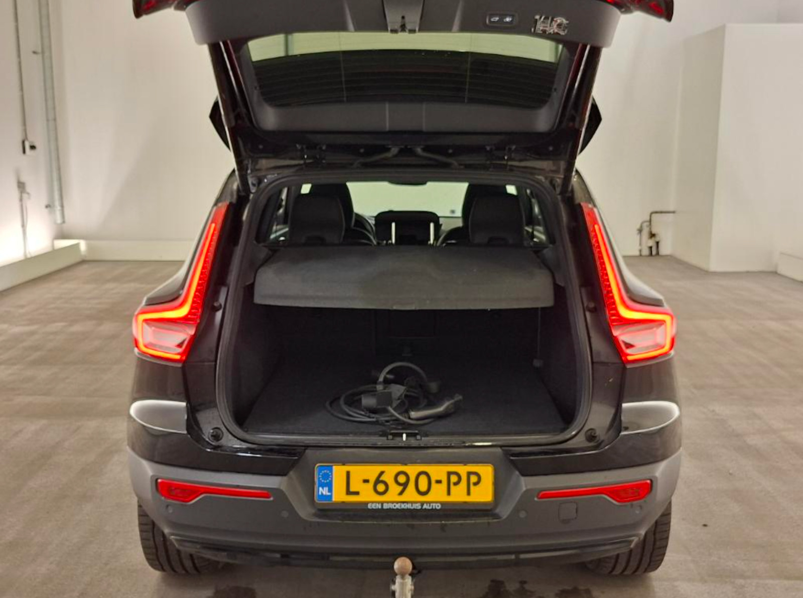 Gul Volvo XC40 fra 2021