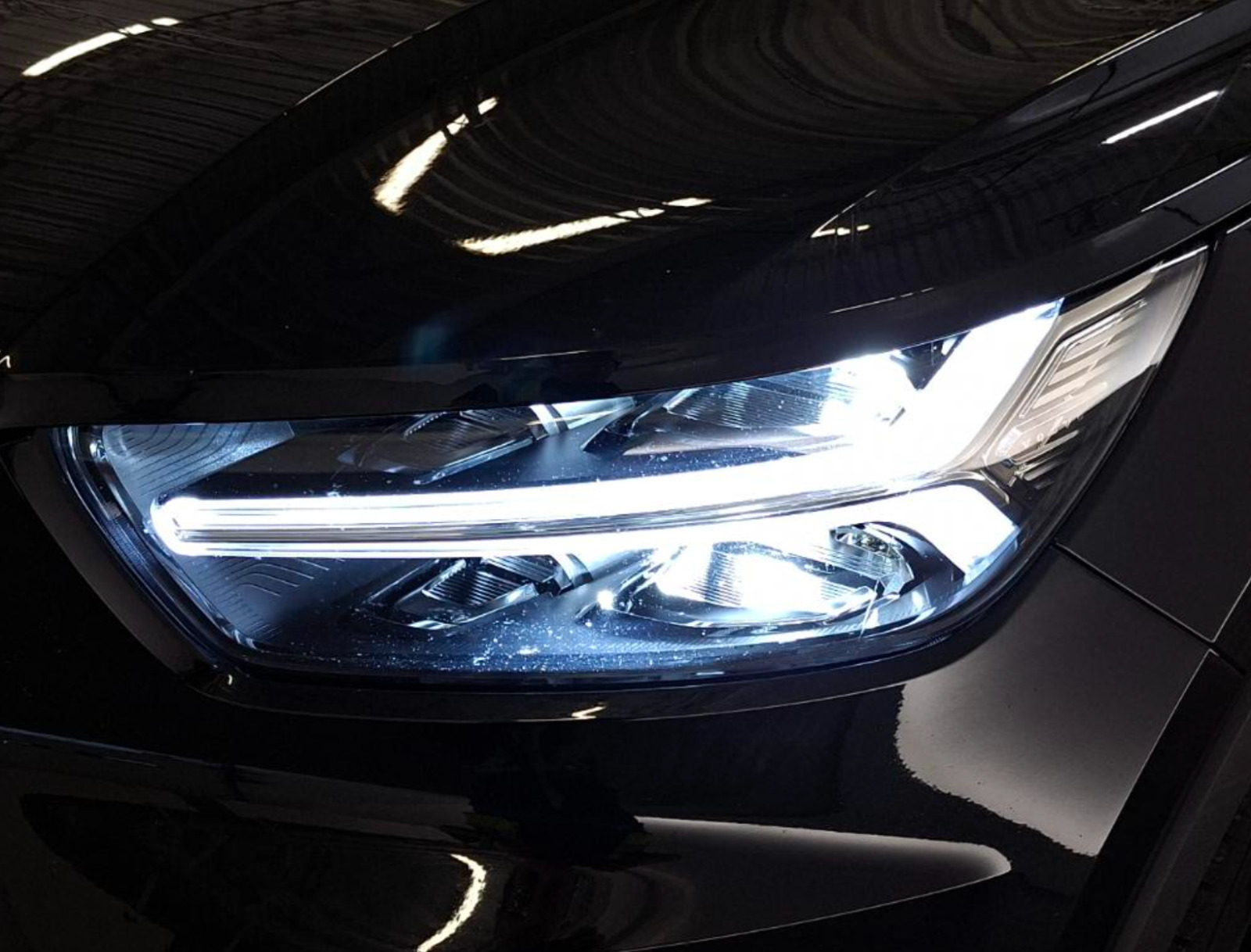 Gul Volvo XC40 fra 2021